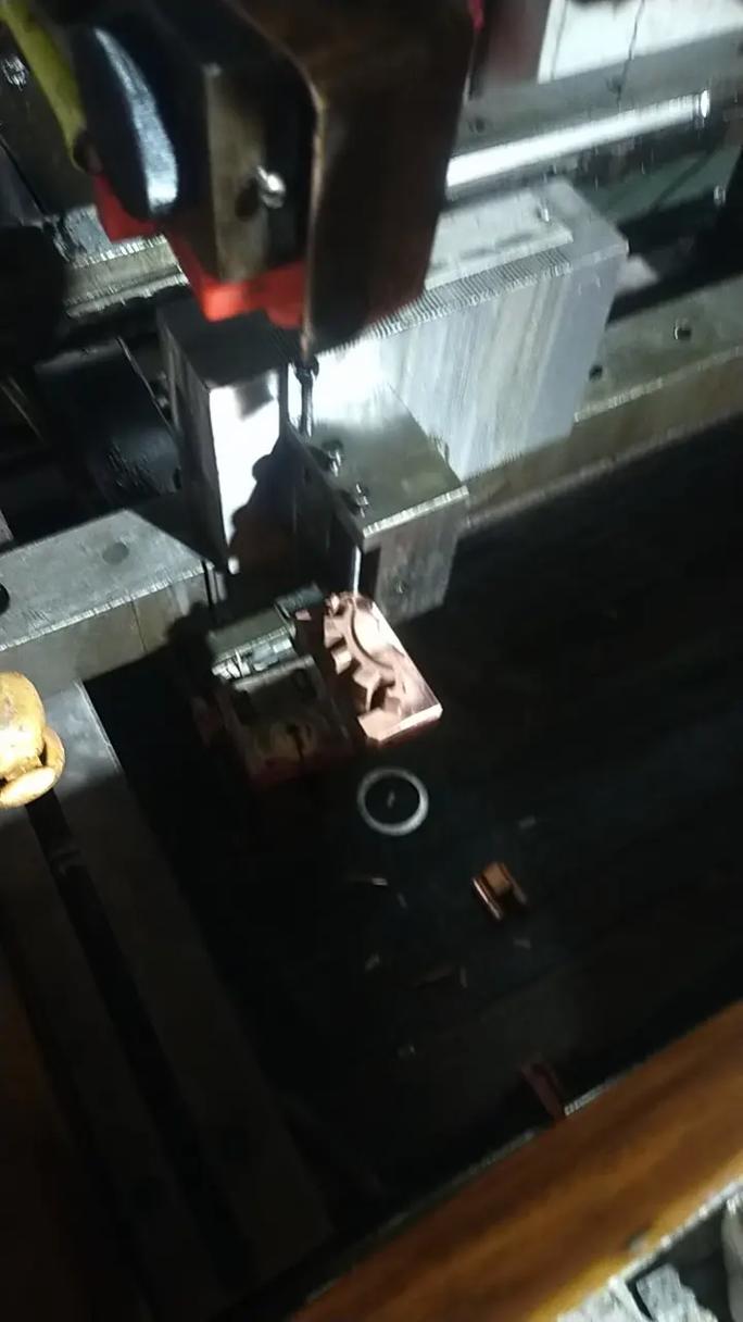 2025.05.01《勞動(dòng)節(jié)》 數(shù)控電火花線切割加工技術(shù)在現(xiàn)代機(jī)械模具制造中的革新與展望